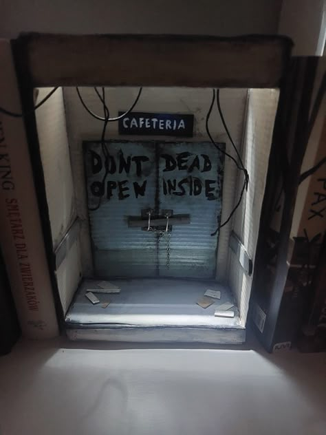 Don’t Open Dead Inside, Don't Dead Open Inside, Last Of Us Room Decor, Horror Book Nook, Maze Runner Book Nook, Twd Room Ideas, Nook Book Diy, Twd Room Decor, The Last Of Us Room Decor