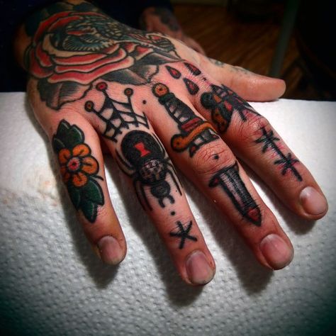 Old School Knuckle Tattoo Designs For Gentlemen Traditional Tattoo On Hand, Person With Tattoos, Traditional Hand Tattoo, Tattoo Homme, Tattoo Training, Hands Tattoo, Tattoo On Hand, Finger Tats, Knuckle Tattoos