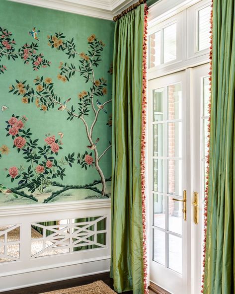 A little birdie told me… 🕊 . 📸: @jeffherrphoto #MalloryMathisonInc #MMI #classicsouthernstyle #interiordesign #livewhatyoulove | Instagram Perfect Dinner Party, Green Dining Room, Dining Room Curtains, Chinoiserie Wallpaper, Colorful Space, Green With Envy, Green Room, Southern Home, Green Rooms