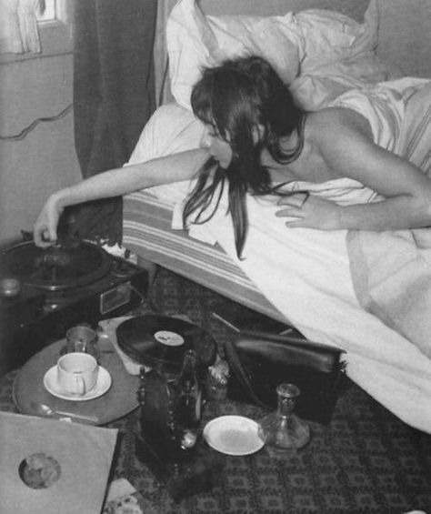 Good Morning ! Juliette Greco, Vintage Foto's, Filmy Vintage, I'm With The Band, Record Player, Saint Germain, On The Floor, Photography Inspo, The Floor