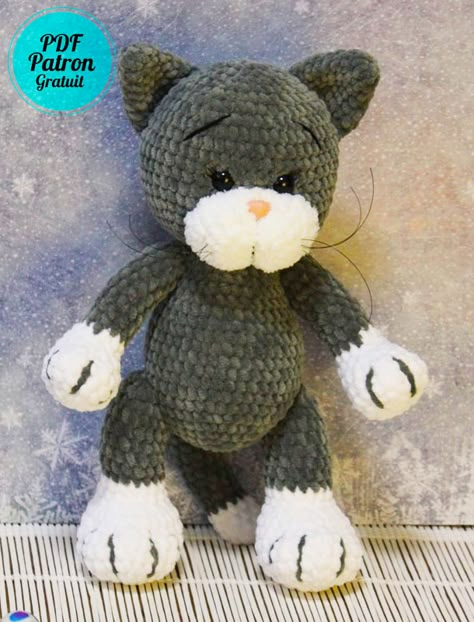 Amigurumi Chat de velours Meow au Crochet PDF Gratuit - Amigurumibox Crochet Penguin, Stitch Toy, Crocheted Cat, Crochet Cat Pattern, Easter Crochet Patterns, Fun Crochet Projects, Easter Crochet, Crochet Diy, Plush Pattern