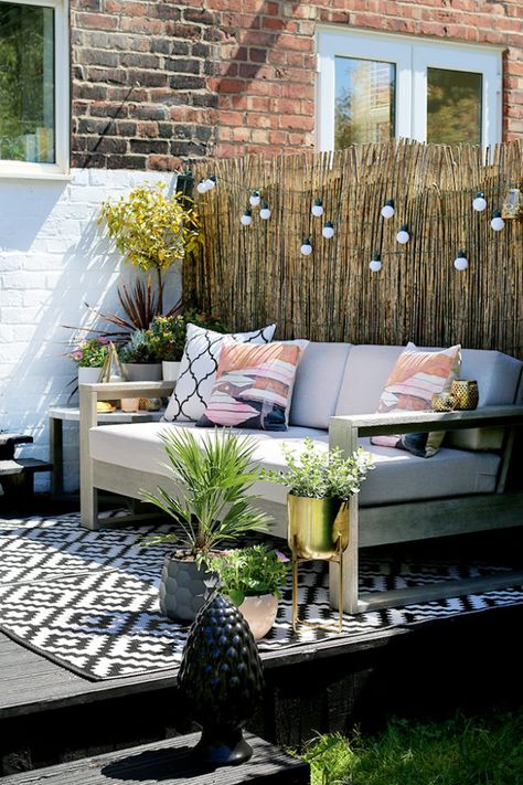 Swoonworthy Boho Garden Makeover featuring reed screening, outdoor sofa and outdoor rug Bohemian Patio, Bohemian Garden, Backyard Seating, Garden Screening, Boho Garden, Patio Garden Design, Garden Makeover, Diy Garden Furniture, The Deck