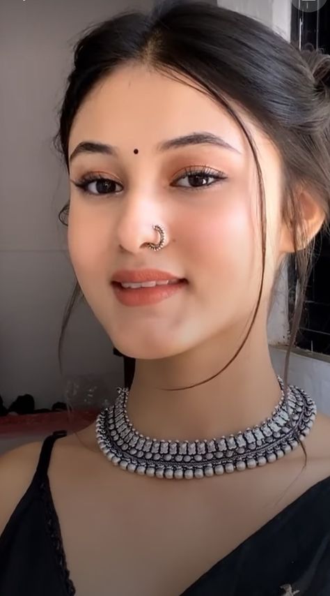 Silver Jwellary With Kurti, Bengali Makeup Simple, Simple Makeup Looks Indian Saree, Cute Jwellary Aesthetic, Navaratri Makeup Looks, Bengali Makeup Look Simple, Simple Party Makeup Look Indian, Simple Indian Makeup Look, Earrings For Kurti