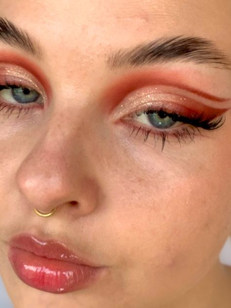 Make Up Look For Brown Eyes, Eyeshadow Looks Colourful, Red Makeup For Prom, Advanced Makeup Looks, Hozier Inspired Makeup, Fun Eye Makeup Looks, Red Glam Makeup, Red Wine Makeup, Red Eyeshadow Looks