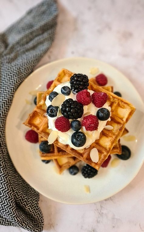 Greek Yogurt Waffles, Yogurt Waffles, Greek Yogurt Breakfast, Greek Yogurt Toppings, Breakfast Inspiration, Yogurt Breakfast, Ww Meals, Banana Breakfast, Breakfast Waffles