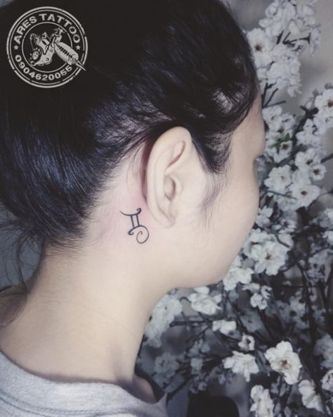 125+ Gemini Tattoo Ideas To Express Yourself - Wild Tattoo Art Gemini Sign Tattoo, Gemini Tattoos, Gemini Zodiac Tattoos, Letter Tattoos, Gemini Tattoo Designs, Tattoo Behind Ear, Horoscope Tattoos, Finger Tattoo For Women, Zodiac Gemini