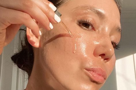 How to Use Vitamin C Serum and an AHA or BHA in Your Skincare Routine for Bright, Even-Toned Skin | The Skincare Edit Vitamin C Oil, Best Vitamin C Serum, Vitamin C Cream, Best Face Serum, Best Vitamin C, Vitamin C Benefits, Skin Regimen, Skin Photo, Alpha Hydroxy Acid