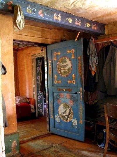 Dishfunctional Designs: Beautiful Unique Painted Doors - Indoors and Out Norwegian Rosemaling, Casa Country, Home Design Diy, Painted Walls, Blue Door, Hand Painted Furniture, Beautiful Doors, Folk Art Painting, Painted Doors