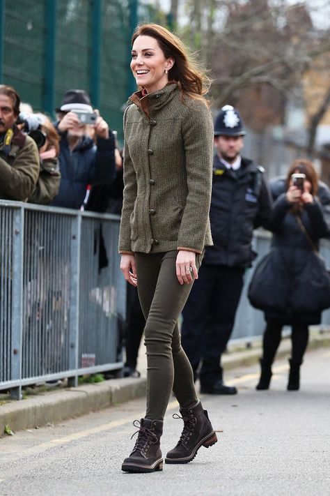 Kate Middleton Just Wore 2019’s Biggest Ankle Boot Trend With Jeggings Kate Middleton Jeans, Moda Kate Middleton, Kate Middleton Stil, Style Kate Middleton, Jeans And Combat Boots, Looks Kate Middleton, Chloe Boots, Style Désinvolte Chic, Best Casual Outfits