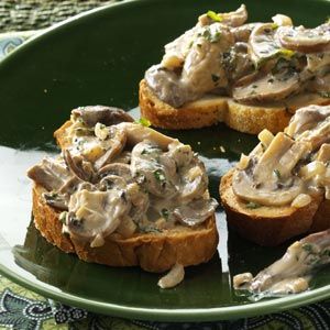 Sour Cream Gravy Recipe, Mushroom Bruschetta Recipe, Mushroom Bruschetta, Fresh Appetizers, Celery Recipes, Cream Gravy, Mushroom Toast, Country Bread, Creamy Mushrooms