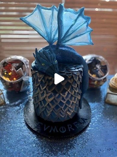 Sweet D'Treats - Elpida on Instagram: "Wings of Fire themed cake! 

Really wanted to make edible wings so this was my attempt using rice paper! The dragon head was fondant but the body was a giant cake pop! 

#wingsoffire #wingsoffiredragon #wingsoffirecake #dragoncake #cakesofinstagram #ricepaper #cakepop #fondant #sweetdtreats #SweetDTreatsNYC" Wings Of Fire Cake Ideas, Wings Of Fire Cake, Wings Of Fire Birthday Party, Dragon Cake Ideas, Dragon Themed Cake, Autumn Cake Decorating, Dragon Scale Cake, Fire Breathing Dragon Cake, Fall Cakes Decorating