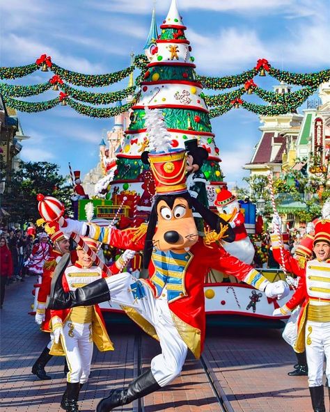 Disney Christmas Parade, Disneyland Paris Christmas, Disneyland Anaheim, Disney Parade, Disneyland Christmas, Disney Christmas Ornaments, Disney California Adventure Park, Disneyland (paris), Disneyland Outfits