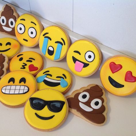 Emoji Cookies, Fun Snack Ideas, Emoji Cookie, Galletas Royal Icing, Ra Door Decs, Emoji Birthday Party, Decorative Cookies, Wilton Cake Decorating, Door Decs