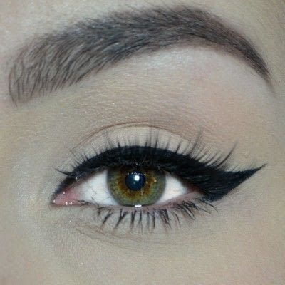 Winged Eyeliner Aesthetic, Wing Eyeliner Looks, Thick Winged Eyeliner, Wings Eyeliner, Black Winged Eyeliner, Eyeliner Wing, Wing Eyeliner, Wing Liner, Winged Eyeliner Tutorial