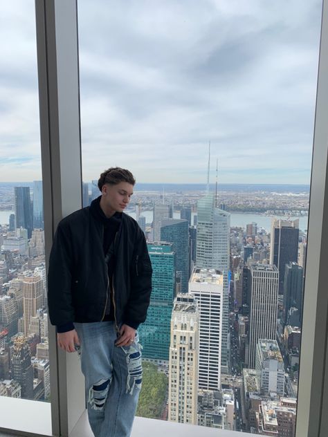 City Photo Ideas Instagram, New York Boy Aesthetic, Mens Winter Wardrobe, Flick Ideas, Nyc Photo Ideas, Clothing Fails, Ny Trip, Fashion Fails, New York Pictures