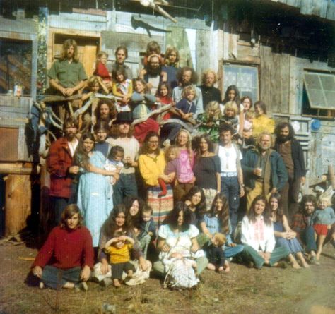 Hippy farm commune, 1970 -- my mom said all the girls of that time -- her daughter, me, included -- wore their hair long and parted down the middle like curtains. She was right, darn it! LTM Hippie Commune, Hippie Living, 60s Hippie, Hippie Movement, Estilo Hippy, Hippie Culture, Hippie Peace, Hippie Life, Hippie Love