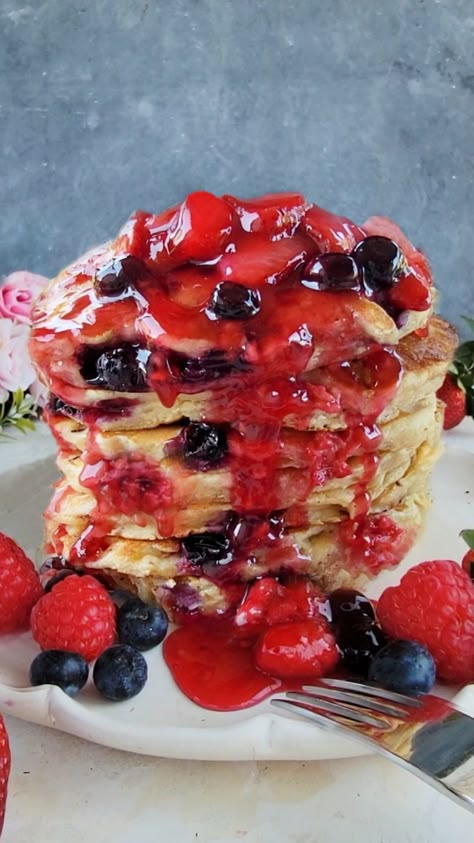 There is nothing that beats a stack of warm, fluffy pancakes. These Berry Pancakes are thick, fluffy and are bursting with fresh blueberries, strawberries and raspberries. Serve these pancakes with a delicious, homemade berry syrup that takes less than 10 minutes to make. Pancakes Simple, Banana Pudding Cookies, Jello With Fruit, Strawberries And Raspberries, Blueberry Crumb Cake, Berry Pancakes, Simple Baking, Taco Cups, Homemade Croissants