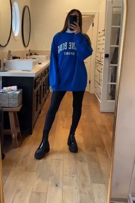 Sweatshirt With Boots Outfit, Sweatshirt And Turtleneck Outfit, Crew Neck Sweatshirt Outfit Winter, Oversized Sweatshirt Outfit Winter, Crewneck With Turtleneck, Oversized Crew Neck Sweatshirt Outfit, Chunky Boots Outfit Winter, Blue Sweatshirt Outfit, Green Sweatshirt Outfit