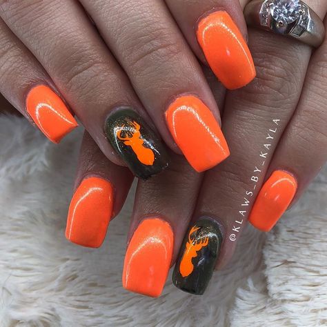 Browning Nails Design Deer, Fall Or Halloween Nails, Camo Nail Ideas, October Nails Acrylic Short, Deer Nails Hunting, Hunting Nails Deer, Deer Nail Designs Hunting Season, Deer Hunting Nails, Deer Hunting Nail Designs