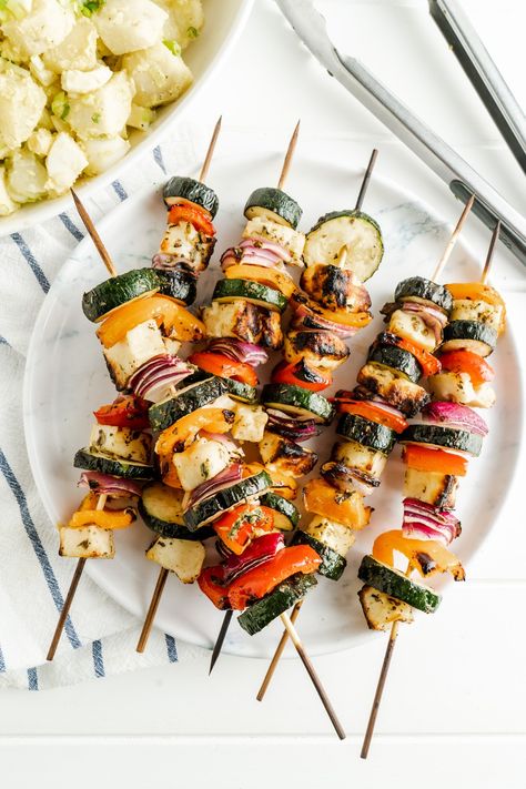 Vegetarian Kebabs On The Grill, Halloumi Kebabs Skewers, Greek Bbq Ideas, Grilled Halloumi Recipes, Mediterranean Wedding Food, Greek Lunch Ideas, Greek Catering, Halloumi Kebab, Mediterranean Skewers