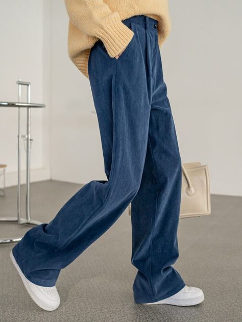 Light Blue Corduroy Pants, Blue Courderoy Pants Outfits, Outfit Pantalon Bleu, Courderoy Pants Outfits Women, Blue Corduroy Pants Outfit, Mens High Waisted Trousers, Corduroy Trousers Outfit, Blue Pants Outfit, Corduroy Pants Outfit