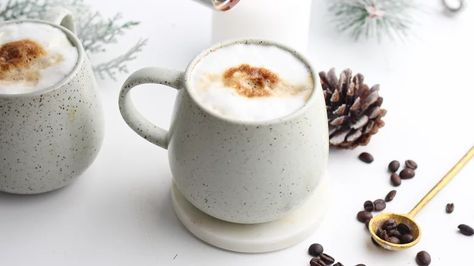 Flat White Recipe, Starbucks Flat White, Seasonal Coffee Drinks, Thm Drinks, Nespresso Recipes, Copycat Starbucks, Mulling Spices, Cozy Drinks, Starbucks Holiday