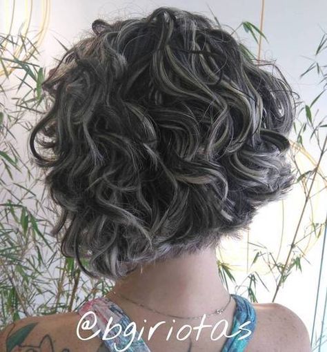 curly+short+black+bob+with+blonde+highlights Gray Hair Spray, Short Curly Bob Hairstyles, Medium Bob Haircut, Bob Haircut Curly, Medium Bob, Stacked Bob Haircut, Medium Bob Hairstyles, Haircuts For Curly Hair, Curly Bob Hairstyles