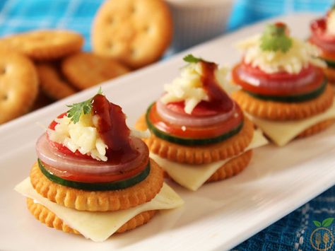 Monaco Biscuit Canapes - also known as Monaco biscuit Toppings. There is no wonder in saying that it is one of the most lovable recipe among kids. Not only Kid Party Appetizers, Salmon Cucumber, Finger Foods For Kids, Canapes Recipes, Party Snacks Easy, Appetizers For Kids, Birthday Party Snacks, Fingerfood Party, Kids Cooking Recipes