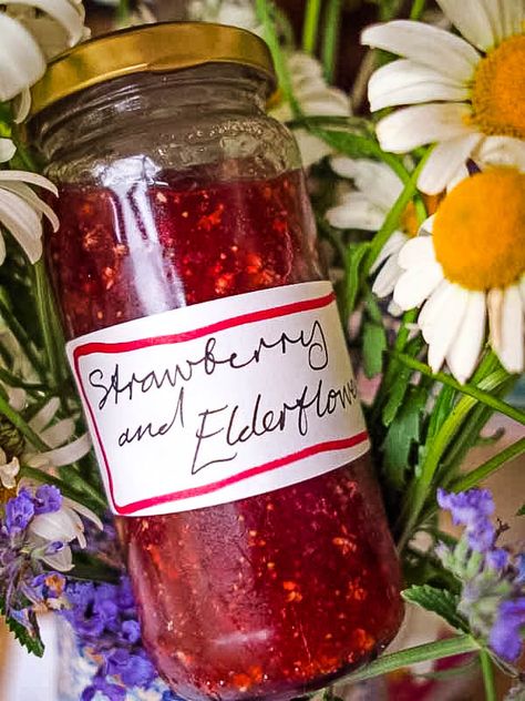 Making Strawberry Jam, Red Currant Jam, Elderflower Recipes, Elderflower Syrup, Strawberry Gin, Salmon Spread, Flower Recipes, Tea Treats, Diy Foods