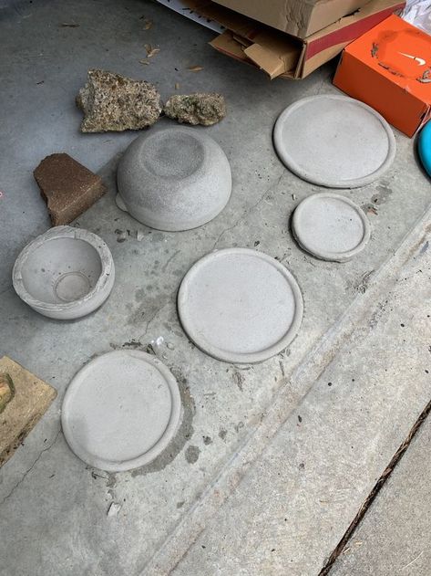 Concrete Plates Diy, Cement Tray Diy, Concrete Plates, Concrete Bowls Diy How To Make, Concrete Bowls Diy, Cement Bowls, Concrete Tray Diy, Diy Concrete Bowl, Diy Concrete Tray