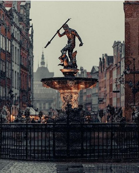 Gdansk Aesthetic, Polska Aesthetic, Poland Food, Poland Culture, Travel Poland, European Bucket List, Poland Fashion, Visit Poland, Red Veins