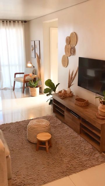 Rachel Andrade | Decoração de Interiores on Instagram: "Sala boho chic em detalhes 🧡🤎" Apartment Style, Eclectic Interior, Home Design Decor, July 4, Dream House Decor, Tv Room, Decor Interior Design, Home Decor Ideas, Ideal Home