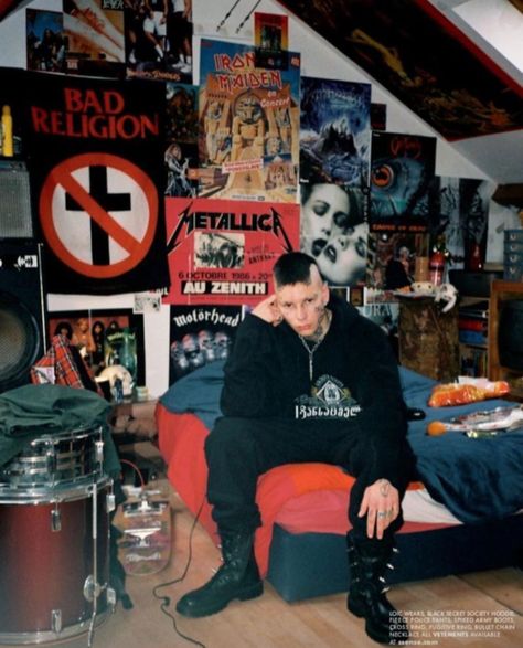 Punk Bedroom Ideas, Metalhead Room, Punk Rock Bedroom, Bedroom Male, 2000 Room, Punk Bedroom, Rock Bedroom, Emo Room, Punk Room