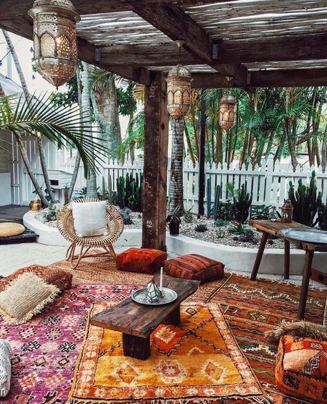 Bohemian Style Home, Bohemian Patio, Terrasse Design, Bohemian Garden, Boho Outdoor, Chic Spaces, Budget Backyard, Boho Dekor, Bohemian Home