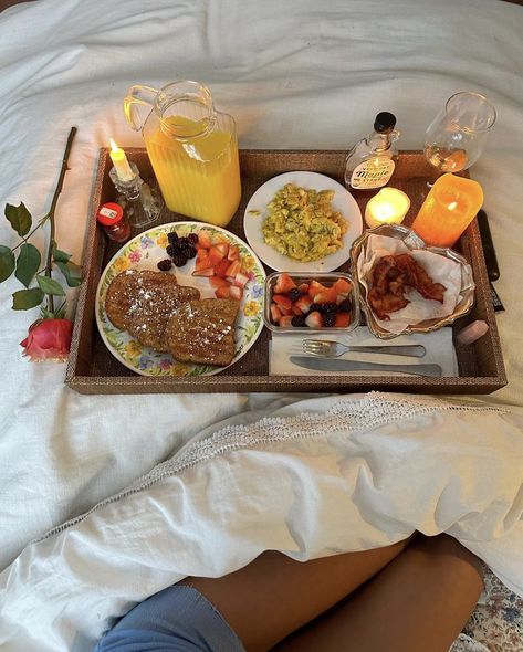 Breakfast In Bed Aesthetic Couple, Mother’s Day Breakfast In Bed, Breakfast For Two Romantic Mornings, Breakfast In Bed Ideas For Boyfriend, Luxury Breakfast Aesthetic, Romantic Breakfast In Bed, Anniversary Breakfast, Birthday Breakfast For Husband, Cute Breakfast Ideas