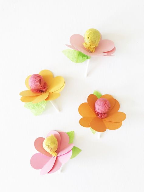 lollipop flower Flower Lollipops Paper, Flower Party Favors For Kids, Lollipop Flowers Diy, Flower Lollipops, Lollipop Flower, Lollipop Flowers, Lollipop Craft, Tootsie Pop, Favors Ideas