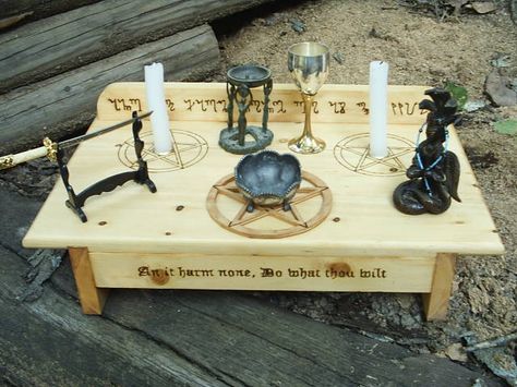 Mystical Living: Being Young and Pagan; Building an Altar on A budget Wiccan Alter, Witch Home Decor, Altar Design, Wiccan Crafts, Pagan Crafts, Pagan Rituals, Witches Altar, Wiccan Altar, Pagan Altar