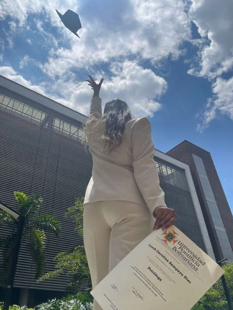 graduation outfit idea: white suit set women Graduate Vision Board Pictures, Vision Board Graduation College, Vision Board Graduation, Graduacion Aesthetic, Pictures For Graduation, Doctorate Graduation Pictures, Creative Graduation Pictures, Outfit Graduacion, Graduation University