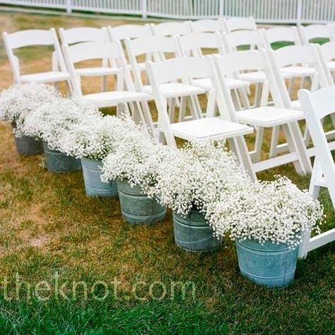 Ideas para sentar a los invitados en la boda, Ideas for seating guests at the wedding #paniculata #whitechair #decoraciónpasilloboda Diy Wedding Table, Deco Champetre, Wedding Decorations On A Budget, Rustic Wedding Inspiration, בר מצווה, Rustic Country Wedding, Baby's Breath, Pretty Wedding, Diy Wedding Decorations