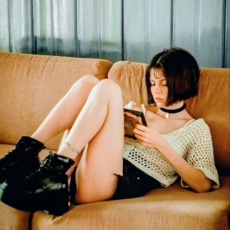 Leon Killer, Natalie Portman Leon, Leon Matilda, Mathilda Lando, The Professional Movie, Body Poses, Cinematic Photography, Natalie Portman, Pose Reference Photo