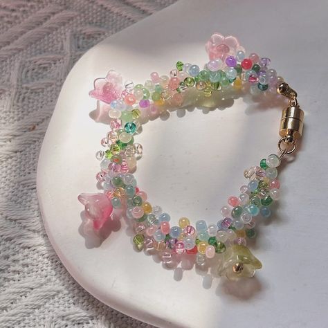 Spring garden beaded bracelet 🌿🌸#springfashion #bracelet #handmade #foryou #instafashion Colorful Beads Bracelets, Cute Handmade Bracelets, Colorful Beaded Bracelets, Stylish Jewelry Accessories, Beaded Flowers Patterns, Diy Jewelry Unique, Bracelet Craft Diy, Bead Charms Diy, Diy Bracelets Patterns