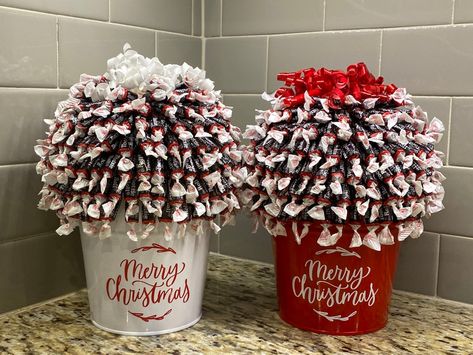 This Candy item by ReeCreationsbyShana has 25 favorites from Etsy shoppers. Ships from Yukon, OK. Listed on Jun 5, 2024 Bouquet Christmas, Candy Gifts Diy, Candy Arrangements, Candy Bouquet Diy, Christmas Decorations Centerpiece, Christmas Ideas Gifts, Candy Bouquets, Christmas Bouquet, Tootsie Roll