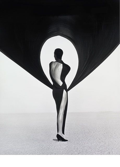 10 Iconic Fashion Photos That Redefine "Power Pose" #refinery29  http://www.refinery29.com/herb-ritts-fashion-photography#slide-1  "Versace Dress, Back View, El Mirage" (1990) Moses Ingram, Goddess Photoshoot, Photoshoot Moodboard, Herb Ritts, 사진 촬영 포즈, Versace Dress, Christy Turlington, Grand Palais, Iconic Photos