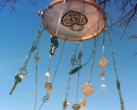 10 #Creative #DIY Wind #Chimes ... Mad Hatter Wedding, Windchimes Diy, Make Wind Chimes, Shell Wind Chimes, Alice In Wonderland Wedding, Diy Wind Chimes, Skeleton Keys, Urban Threads, Skeleton Key