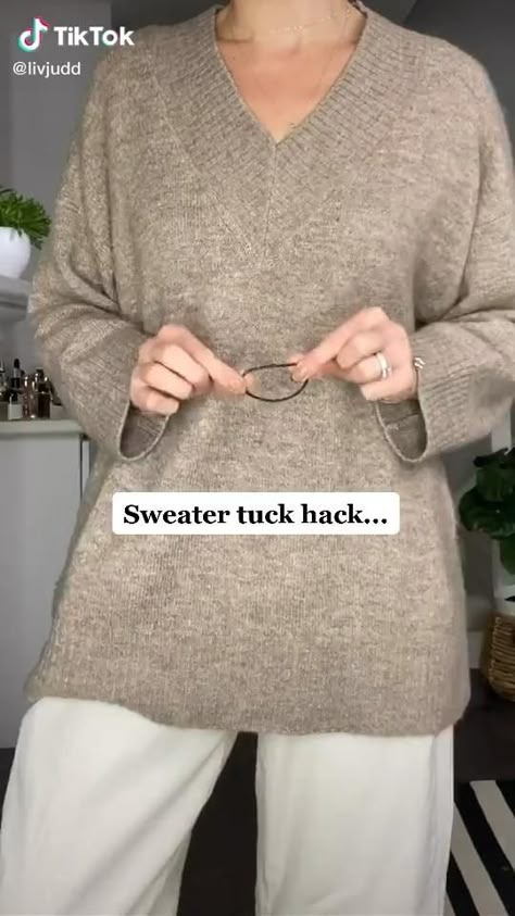 Sweater Tuck Hack, Sweater Tuck, Sweater Hacks, Shirt Hacks, Diy Fashion Hacks, Diy Clothes Life Hacks, Fashion Hacks Clothes, Style Sweater, Refashion Clothes