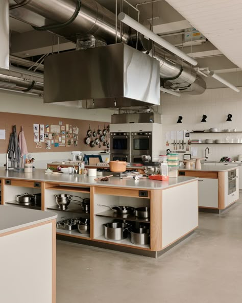 Every Room Is the Heart of the Home in Food52's New HQ Community Kitchen Design, Cooking Studio Design, Pastry Kitchen Design, Cooking School Interior, Cooking Class Kitchen, Small Commercial Kitchen, Demonstration Kitchen, Cooking School Kitchen, Student Kitchen