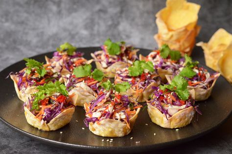 Crispy Wonton Cup with Thai Salad Wonton Salad, Vegetable Wontons, Baked Wontons, Thai Salad Recipes, Steam Oven Recipes, Crispy Wonton, Wonton Cups, Party Snacks Easy, Thai Salads