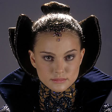 natalie portman as padme amidala #padme #padmeamidala #natalieportman #starwars Padme Hairstyles, Padma Amidala, Padme Outfits, Star Wars Padme, Queen Amidala, Qui Gon, Padmé Amidala, Anakin And Padme, Star Wars 1977