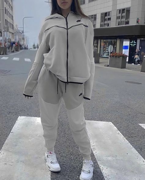 Tech Bianca, Ensemble Nike Tech, Tuta Tech, Nike Tracksuits Woman, Nike Joggers Outfit Women, Nike Tech Girl, Nike Ensemble, Nike Tracksuit Outfit, Nike Tech Outfit