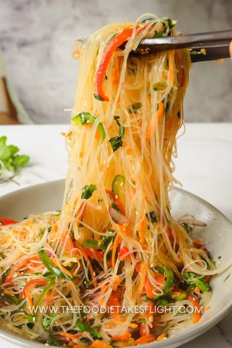 Glass Noodles Recipe, Noodles Salad, Asian Salads, Salad Add Ins, Asian Noodle Salad, Asian Noodle Recipes, Resep Salad, Mapo Tofu, Asian Meals